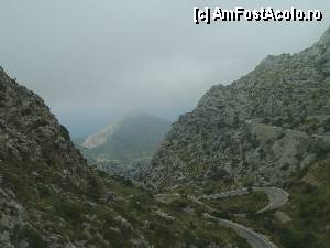 [P08] Excursie in Serra de Tramuntana / Şoseaua şerpuieşte pe munte, deasupra mării care se vede din loc în loc printre crestele muntoase » foto by Mika
 - 
<span class="allrVoted glyphicon glyphicon-heart hidden" id="av378520"></span>
<a class="m-l-10 hidden" id="sv378520" onclick="voting_Foto_DelVot(,378520,4407)" role="button">șterge vot <span class="glyphicon glyphicon-remove"></span></a>
<a id="v9378520" class=" c-red"  onclick="voting_Foto_SetVot(378520)" role="button"><span class="glyphicon glyphicon-heart-empty"></span> <b>LIKE</b> = Votează poza</a> <img class="hidden"  id="f378520W9" src="/imagini/loader.gif" border="0" /><span class="AjErrMes hidden" id="e378520ErM"></span>