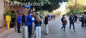 [P07] Marrakech, Grădina Majorelle, Intrarea din Rue Yves Saint Laurent, Coada de turiști » foto by mprofeanu
 - 
<span class="allrVoted glyphicon glyphicon-heart hidden" id="av1483254"></span>
<a class="m-l-10 hidden" id="sv1483254" onclick="voting_Foto_DelVot(,1483254,4416)" role="button">șterge vot <span class="glyphicon glyphicon-remove"></span></a>
<a id="v91483254" class=" c-red"  onclick="voting_Foto_SetVot(1483254)" role="button"><span class="glyphicon glyphicon-heart-empty"></span> <b>LIKE</b> = Votează poza</a> <img class="hidden"  id="f1483254W9" src="/imagini/loader.gif" border="0" /><span class="AjErrMes hidden" id="e1483254ErM"></span>