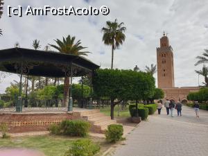 [P11] <strong>Moscheea Koutoubia</strong><strong>, cea mai mare</strong> din Marrakech, care nu poate fi vizitata in interior decat daca esti musulman, ca mai toate moscheele din Maroc. Stilul arhitectural este cunoscut drept stilul marocan-andaluz, care a inspirat si Turnul Hassan din Rabat sau Giralda din Sevilla. Numele acesteia inseamna „vanzatori de carti” si reflecta una dintre preocuparile comerciantilor, care vindeau carti in piata din apropiere, ajungand la circa 100 de vanzatori. » foto by geani anto
 - 
<span class="allrVoted glyphicon glyphicon-heart hidden" id="av1296671"></span>
<a class="m-l-10 hidden" id="sv1296671" onclick="voting_Foto_DelVot(,1296671,4416)" role="button">șterge vot <span class="glyphicon glyphicon-remove"></span></a>
<a id="v91296671" class=" c-red"  onclick="voting_Foto_SetVot(1296671)" role="button"><span class="glyphicon glyphicon-heart-empty"></span> <b>LIKE</b> = Votează poza</a> <img class="hidden"  id="f1296671W9" src="/imagini/loader.gif" border="0" /><span class="AjErrMes hidden" id="e1296671ErM"></span>