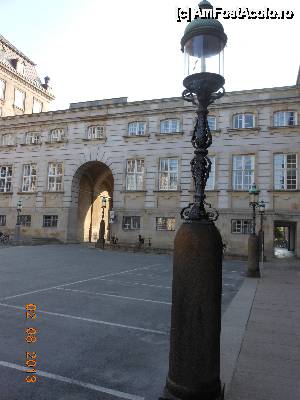 [P25] Copenhaga - Palatul Christiansborg, în curtea interioară.  » foto by iulianic
 - 
<span class="allrVoted glyphicon glyphicon-heart hidden" id="av508069"></span>
<a class="m-l-10 hidden" id="sv508069" onclick="voting_Foto_DelVot(,508069,4424)" role="button">șterge vot <span class="glyphicon glyphicon-remove"></span></a>
<a id="v9508069" class=" c-red"  onclick="voting_Foto_SetVot(508069)" role="button"><span class="glyphicon glyphicon-heart-empty"></span> <b>LIKE</b> = Votează poza</a> <img class="hidden"  id="f508069W9" src="/imagini/loader.gif" border="0" /><span class="AjErrMes hidden" id="e508069ErM"></span>