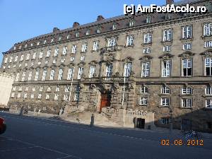 [P03] Copenhaga - Palatul Christiansborg, reşedinţa oficială a Reginei Margareta, detaliu. » foto by iulianic
 - 
<span class="allrVoted glyphicon glyphicon-heart hidden" id="av508047"></span>
<a class="m-l-10 hidden" id="sv508047" onclick="voting_Foto_DelVot(,508047,4424)" role="button">șterge vot <span class="glyphicon glyphicon-remove"></span></a>
<a id="v9508047" class=" c-red"  onclick="voting_Foto_SetVot(508047)" role="button"><span class="glyphicon glyphicon-heart-empty"></span> <b>LIKE</b> = Votează poza</a> <img class="hidden"  id="f508047W9" src="/imagini/loader.gif" border="0" /><span class="AjErrMes hidden" id="e508047ErM"></span>