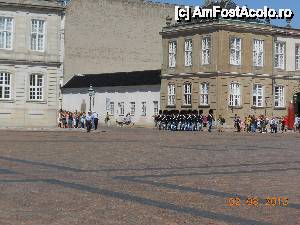 [P58] Copenhaga - Palatul Amalienborg, schimbarea gărzii.  » foto by iulianic
 - 
<span class="allrVoted glyphicon glyphicon-heart hidden" id="av508117"></span>
<a class="m-l-10 hidden" id="sv508117" onclick="voting_Foto_DelVot(,508117,4424)" role="button">șterge vot <span class="glyphicon glyphicon-remove"></span></a>
<a id="v9508117" class=" c-red"  onclick="voting_Foto_SetVot(508117)" role="button"><span class="glyphicon glyphicon-heart-empty"></span> <b>LIKE</b> = Votează poza</a> <img class="hidden"  id="f508117W9" src="/imagini/loader.gif" border="0" /><span class="AjErrMes hidden" id="e508117ErM"></span>