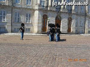 [P59] Copenhaga - Palatul Amalienborg, schimbarea gărzii.  » foto by iulianic
 - 
<span class="allrVoted glyphicon glyphicon-heart hidden" id="av508119"></span>
<a class="m-l-10 hidden" id="sv508119" onclick="voting_Foto_DelVot(,508119,4424)" role="button">șterge vot <span class="glyphicon glyphicon-remove"></span></a>
<a id="v9508119" class=" c-red"  onclick="voting_Foto_SetVot(508119)" role="button"><span class="glyphicon glyphicon-heart-empty"></span> <b>LIKE</b> = Votează poza</a> <img class="hidden"  id="f508119W9" src="/imagini/loader.gif" border="0" /><span class="AjErrMes hidden" id="e508119ErM"></span>