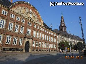 [P06] Copenhaga - Una dintre laturile Palatului Christiansborg.  » foto by iulianic
 - 
<span class="allrVoted glyphicon glyphicon-heart hidden" id="av508050"></span>
<a class="m-l-10 hidden" id="sv508050" onclick="voting_Foto_DelVot(,508050,4424)" role="button">șterge vot <span class="glyphicon glyphicon-remove"></span></a>
<a id="v9508050" class=" c-red"  onclick="voting_Foto_SetVot(508050)" role="button"><span class="glyphicon glyphicon-heart-empty"></span> <b>LIKE</b> = Votează poza</a> <img class="hidden"  id="f508050W9" src="/imagini/loader.gif" border="0" /><span class="AjErrMes hidden" id="e508050ErM"></span>