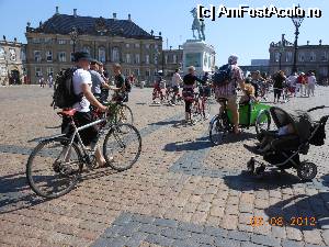 [P69] Copenhaga - La Palatul Amalienborg.  » foto by iulianic
 - 
<span class="allrVoted glyphicon glyphicon-heart hidden" id="av508190"></span>
<a class="m-l-10 hidden" id="sv508190" onclick="voting_Foto_DelVot(,508190,4424)" role="button">șterge vot <span class="glyphicon glyphicon-remove"></span></a>
<a id="v9508190" class=" c-red"  onclick="voting_Foto_SetVot(508190)" role="button"><span class="glyphicon glyphicon-heart-empty"></span> <b>LIKE</b> = Votează poza</a> <img class="hidden"  id="f508190W9" src="/imagini/loader.gif" border="0" /><span class="AjErrMes hidden" id="e508190ErM"></span>