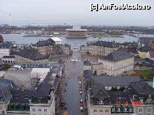 [P67] Amalienborg văzut de sus. Se vede bine axa complexului: statuia din piața octogonală, fîntîna de pe chei și, vizavi, Opera. La marginea din dreapta a imaginii, pe mal, o jumătate din Hotel Admiral » foto by abancor
 - 
<span class="allrVoted glyphicon glyphicon-heart hidden" id="av417614"></span>
<a class="m-l-10 hidden" id="sv417614" onclick="voting_Foto_DelVot(,417614,4424)" role="button">șterge vot <span class="glyphicon glyphicon-remove"></span></a>
<a id="v9417614" class=" c-red"  onclick="voting_Foto_SetVot(417614)" role="button"><span class="glyphicon glyphicon-heart-empty"></span> <b>LIKE</b> = Votează poza</a> <img class="hidden"  id="f417614W9" src="/imagini/loader.gif" border="0" /><span class="AjErrMes hidden" id="e417614ErM"></span>