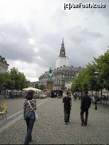 [P21] Højbro Plads, cu statuia ecvestră a episcopului Absalon, considerat fondatorul oraşului Copenhaga. » foto by Costi
 - 
<span class="allrVoted glyphicon glyphicon-heart hidden" id="av160663"></span>
<a class="m-l-10 hidden" id="sv160663" onclick="voting_Foto_DelVot(,160663,4424)" role="button">șterge vot <span class="glyphicon glyphicon-remove"></span></a>
<a id="v9160663" class=" c-red"  onclick="voting_Foto_SetVot(160663)" role="button"><span class="glyphicon glyphicon-heart-empty"></span> <b>LIKE</b> = Votează poza</a> <img class="hidden"  id="f160663W9" src="/imagini/loader.gif" border="0" /><span class="AjErrMes hidden" id="e160663ErM"></span>