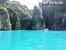 [P06] ce spuneti de culoarea apei? aveai senzatia ca razele soarelui te inconjoara datorita formei de potcoava a insulei cu o intrare ingusta.Maya bay, tot la plaja lui di caprio. am facut un snorkeling de mi face pielea de gaina cand mi-aduc aminte... » foto by charlie
 - 
<span class="allrVoted glyphicon glyphicon-heart hidden" id="av171792"></span>
<a class="m-l-10 hidden" id="sv171792" onclick="voting_Foto_DelVot(,171792,4448)" role="button">șterge vot <span class="glyphicon glyphicon-remove"></span></a>
<a id="v9171792" class=" c-red"  onclick="voting_Foto_SetVot(171792)" role="button"><span class="glyphicon glyphicon-heart-empty"></span> <b>LIKE</b> = Votează poza</a> <img class="hidden"  id="f171792W9" src="/imagini/loader.gif" border="0" /><span class="AjErrMes hidden" id="e171792ErM"></span>