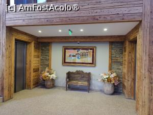 [P18] Teleferic Grand Hotel; holul mic de la intrarea în hotel; în ambele părți, cu lifturi ce duc la nivelul recepției » foto by crismis
 - 
<span class="allrVoted glyphicon glyphicon-heart hidden" id="av1493427"></span>
<a class="m-l-10 hidden" id="sv1493427" onclick="voting_Foto_DelVot(,1493427,4449)" role="button">șterge vot <span class="glyphicon glyphicon-remove"></span></a>
<a id="v91493427" class=" c-red"  onclick="voting_Foto_SetVot(1493427)" role="button"><span class="glyphicon glyphicon-heart-empty"></span> <b>LIKE</b> = Votează poza</a> <img class="hidden"  id="f1493427W9" src="/imagini/loader.gif" border="0" /><span class="AjErrMes hidden" id="e1493427ErM"></span>