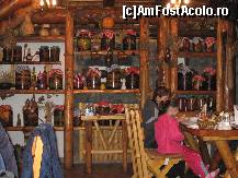 [P04] Un perete interesant la parterul restaurantului , plin cu muraturi..... o expozitie care incanta ochiul si te apropie mai mult de bucataria traditionala romanesca. » foto by mirelutza
 - 
<span class="allrVoted glyphicon glyphicon-heart hidden" id="av50948"></span>
<a class="m-l-10 hidden" id="sv50948" onclick="voting_Foto_DelVot(,50948,4451)" role="button">șterge vot <span class="glyphicon glyphicon-remove"></span></a>
<a id="v950948" class=" c-red"  onclick="voting_Foto_SetVot(50948)" role="button"><span class="glyphicon glyphicon-heart-empty"></span> <b>LIKE</b> = Votează poza</a> <img class="hidden"  id="f50948W9" src="/imagini/loader.gif" border="0" /><span class="AjErrMes hidden" id="e50948ErM"></span>