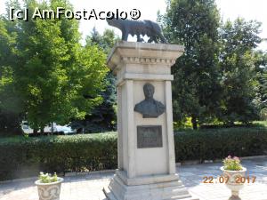 [P05] Galați - În fața Universității, Monumentul Lupoaica.  » foto by iulianic
 - 
<span class="allrVoted glyphicon glyphicon-heart hidden" id="av883606"></span>
<a class="m-l-10 hidden" id="sv883606" onclick="voting_Foto_DelVot(,883606,4457)" role="button">șterge vot <span class="glyphicon glyphicon-remove"></span></a>
<a id="v9883606" class=" c-red"  onclick="voting_Foto_SetVot(883606)" role="button"><span class="glyphicon glyphicon-heart-empty"></span> <b>LIKE</b> = Votează poza</a> <img class="hidden"  id="f883606W9" src="/imagini/loader.gif" border="0" /><span class="AjErrMes hidden" id="e883606ErM"></span>