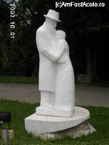 [P12] Statuia din parcul municipal, sculptată de un japonez şi reprezentându-l pe Brâncuşi îmbrăţişând o femeie (mama?). Alte amănunte nu am aflat, statuia nu are nicio explicaţie. » foto by Costi
 - 
<span class="allrVoted glyphicon glyphicon-heart hidden" id="av41160"></span>
<a class="m-l-10 hidden" id="sv41160" onclick="voting_Foto_DelVot(,41160,4551)" role="button">șterge vot <span class="glyphicon glyphicon-remove"></span></a>
<a id="v941160" class=" c-red"  onclick="voting_Foto_SetVot(41160)" role="button"><span class="glyphicon glyphicon-heart-empty"></span> <b>LIKE</b> = Votează poza</a> <img class="hidden"  id="f41160W9" src="/imagini/loader.gif" border="0" /><span class="AjErrMes hidden" id="e41160ErM"></span>