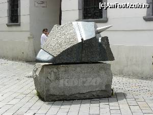 [P45] Korzo (granit) este un monument neobișnuit din centrul orasului Bratislava. Korzo este situat la intersecția strazilor Michalski și Sedlarskoy. Autorul monumentului este sculptorul slovac, Oto Bachorik.  » foto by stellinna
 - 
<span class="allrVoted glyphicon glyphicon-heart hidden" id="av678306"></span>
<a class="m-l-10 hidden" id="sv678306" onclick="voting_Foto_DelVot(,678306,4596)" role="button">șterge vot <span class="glyphicon glyphicon-remove"></span></a>
<a id="v9678306" class=" c-red"  onclick="voting_Foto_SetVot(678306)" role="button"><span class="glyphicon glyphicon-heart-empty"></span> <b>LIKE</b> = Votează poza</a> <img class="hidden"  id="f678306W9" src="/imagini/loader.gif" border="0" /><span class="AjErrMes hidden" id="e678306ErM"></span>