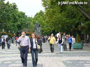 [P58] Piata Hviezdoslav (Hviezdoslavovo Námestie) 
Piata este astfel numita dupa Pavol Országh Hviezdoslav (1879-1921), un celèbru poet slovac, a carui statuie enorma domina piata si este vis-à-vis de Teatrul National.  » foto by stellinna
 - 
<span class="allrVoted glyphicon glyphicon-heart hidden" id="av678378"></span>
<a class="m-l-10 hidden" id="sv678378" onclick="voting_Foto_DelVot(,678378,4596)" role="button">șterge vot <span class="glyphicon glyphicon-remove"></span></a>
<a id="v9678378" class=" c-red"  onclick="voting_Foto_SetVot(678378)" role="button"><span class="glyphicon glyphicon-heart-empty"></span> <b>LIKE</b> = Votează poza</a> <img class="hidden"  id="f678378W9" src="/imagini/loader.gif" border="0" /><span class="AjErrMes hidden" id="e678378ErM"></span>