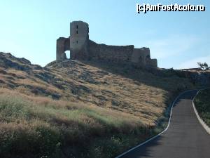 [P02] Cetatea Enisala (Yeni Sale). Localitatea cea mai apropiata Enisala, judet Tulcea, pe un deal calcaros care domina zona lacurilor Razim si Babadag Fortificatia a fost construita in a doua jumatate a secolului al IV-lea.  » foto by miky_aurash
 - 
<span class="allrVoted glyphicon glyphicon-heart hidden" id="av605718"></span>
<a class="m-l-10 hidden" id="sv605718" onclick="voting_Foto_DelVot(,605718,4623)" role="button">șterge vot <span class="glyphicon glyphicon-remove"></span></a>
<a id="v9605718" class=" c-red"  onclick="voting_Foto_SetVot(605718)" role="button"><span class="glyphicon glyphicon-heart-empty"></span> <b>LIKE</b> = Votează poza</a> <img class="hidden"  id="f605718W9" src="/imagini/loader.gif" border="0" /><span class="AjErrMes hidden" id="e605718ErM"></span>