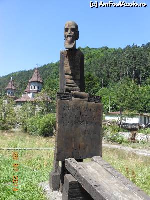 [P19] Bran - Sculptură în lemn realizată cu ocazia Festivalului de artă tradiţională şi modernă 'Poarta Branului' (15-28 august 2011).  » foto by iulianic
 - 
<span class="allrVoted glyphicon glyphicon-heart hidden" id="av534892"></span>
<a class="m-l-10 hidden" id="sv534892" onclick="voting_Foto_DelVot(,534892,4656)" role="button">șterge vot <span class="glyphicon glyphicon-remove"></span></a>
<a id="v9534892" class=" c-red"  onclick="voting_Foto_SetVot(534892)" role="button"><span class="glyphicon glyphicon-heart-empty"></span> <b>LIKE</b> = Votează poza</a> <img class="hidden"  id="f534892W9" src="/imagini/loader.gif" border="0" /><span class="AjErrMes hidden" id="e534892ErM"></span>