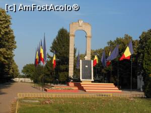 [P22] Orașe românești la Dunăre. Fetești, Monumentul Eroilor.  » foto by iulianic
 - 
<span class="allrVoted glyphicon glyphicon-heart hidden" id="av1126441"></span>
<a class="m-l-10 hidden" id="sv1126441" onclick="voting_Foto_DelVot(,1126441,4656)" role="button">șterge vot <span class="glyphicon glyphicon-remove"></span></a>
<a id="v91126441" class=" c-red"  onclick="voting_Foto_SetVot(1126441)" role="button"><span class="glyphicon glyphicon-heart-empty"></span> <b>LIKE</b> = Votează poza</a> <img class="hidden"  id="f1126441W9" src="/imagini/loader.gif" border="0" /><span class="AjErrMes hidden" id="e1126441ErM"></span>