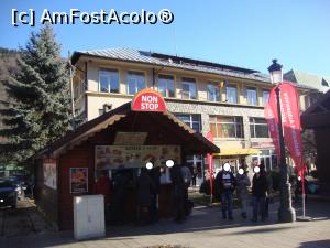 [P01] La parterul clădirii din spate se află restaurantul autoservire Medeea din Sinaia. Restaurantul se află în zona centrală a stațiunii.  » foto by Floryn81
 - 
<span class="allrVoted glyphicon glyphicon-heart hidden" id="av936651"></span>
<a class="m-l-10 hidden" id="sv936651" onclick="voting_Foto_DelVot(,936651,4690)" role="button">șterge vot <span class="glyphicon glyphicon-remove"></span></a>
<a id="v9936651" class=" c-red"  onclick="voting_Foto_SetVot(936651)" role="button"><span class="glyphicon glyphicon-heart-empty"></span> <b>LIKE</b> = Votează poza</a> <img class="hidden"  id="f936651W9" src="/imagini/loader.gif" border="0" /><span class="AjErrMes hidden" id="e936651ErM"></span>