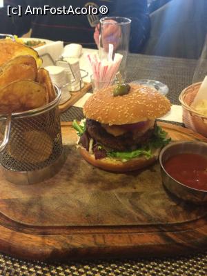 [P14] Restaurant Snow Sinaia. Burger de vita cu chipsuri si sos de casa.  » foto by Floria
 - 
<span class="allrVoted glyphicon glyphicon-heart hidden" id="av943988"></span>
<a class="m-l-10 hidden" id="sv943988" onclick="voting_Foto_DelVot(,943988,4690)" role="button">șterge vot <span class="glyphicon glyphicon-remove"></span></a>
<a id="v9943988" class=" c-red"  onclick="voting_Foto_SetVot(943988)" role="button"><span class="glyphicon glyphicon-heart-empty"></span> <b>LIKE</b> = Votează poza</a> <img class="hidden"  id="f943988W9" src="/imagini/loader.gif" border="0" /><span class="AjErrMes hidden" id="e943988ErM"></span>