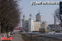 P02 [MAR-2012] Biserica ortodoxă, mult mai nouă, aflată la nord-est de biserica fortificată