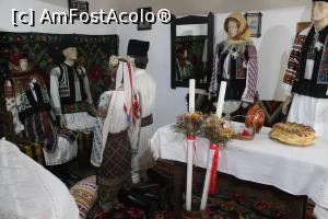 [P19] Suceava, Muzeul Satului Bocovinean,  Casa Volovăț, interior cu ceremonialul Iertăciunea mirilor de către părinți și rude » foto by mprofeanu
 - 
<span class="allrVoted glyphicon glyphicon-heart hidden" id="av1324058"></span>
<a class="m-l-10 hidden" id="sv1324058" onclick="voting_Foto_DelVot(,1324058,4721)" role="button">șterge vot <span class="glyphicon glyphicon-remove"></span></a>
<a id="v91324058" class=" c-red"  onclick="voting_Foto_SetVot(1324058)" role="button"><span class="glyphicon glyphicon-heart-empty"></span> <b>LIKE</b> = Votează poza</a> <img class="hidden"  id="f1324058W9" src="/imagini/loader.gif" border="0" /><span class="AjErrMes hidden" id="e1324058ErM"></span>