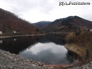 P31 [NOV-2015] Barajul și lacul de acumulare Râușor, la jumătatea distanței dintre Câmpulung Muscel și Cabana Voina. 