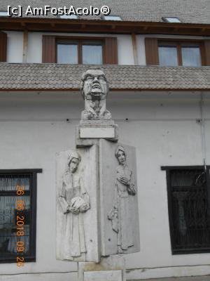 [P02] statuia lui Mihail Sadoveanu din fața hanului » foto by zlatna
 - 
<span class="allrVoted glyphicon glyphicon-heart hidden" id="av1095525"></span>
<a class="m-l-10 hidden" id="sv1095525" onclick="voting_Foto_DelVot(,1095525,4745)" role="button">șterge vot <span class="glyphicon glyphicon-remove"></span></a>
<a id="v91095525" class=" c-red"  onclick="voting_Foto_SetVot(1095525)" role="button"><span class="glyphicon glyphicon-heart-empty"></span> <b>LIKE</b> = Votează poza</a> <img class="hidden"  id="f1095525W9" src="/imagini/loader.gif" border="0" /><span class="AjErrMes hidden" id="e1095525ErM"></span>