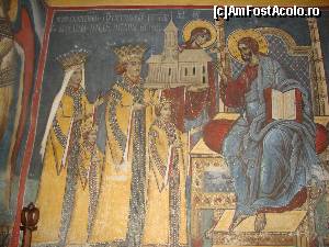 [P18] Tabloul votiv al bisericii ”Buna Vestire” de la Mănăstirea Moldovița. Domnitorul Petru Rareș, însoțit de familia sa, închină biserica lui Iisus prin intermediul Maicii Domnului.  » foto by Floryn81
 - 
<span class="allrVoted glyphicon glyphicon-heart hidden" id="av574096"></span>
<a class="m-l-10 hidden" id="sv574096" onclick="voting_Foto_DelVot(,574096,4762)" role="button">șterge vot <span class="glyphicon glyphicon-remove"></span></a>
<a id="v9574096" class=" c-red"  onclick="voting_Foto_SetVot(574096)" role="button"><span class="glyphicon glyphicon-heart-empty"></span> <b>LIKE</b> = Votează poza</a> <img class="hidden"  id="f574096W9" src="/imagini/loader.gif" border="0" /><span class="AjErrMes hidden" id="e574096ErM"></span>