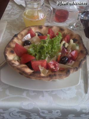 [P03] Restaurant Dragului - salată în coş de pâine (corect, ar fi trebuit să fie 'în coş DIN pâine') şi o cană de limonadă » foto by Dragoș_MD
 - 
<span class="allrVoted glyphicon glyphicon-heart hidden" id="av345853"></span>
<a class="m-l-10 hidden" id="sv345853" onclick="voting_Foto_DelVot(,345853,4795)" role="button">șterge vot <span class="glyphicon glyphicon-remove"></span></a>
<a id="v9345853" class=" c-red"  onclick="voting_Foto_SetVot(345853)" role="button"><span class="glyphicon glyphicon-heart-empty"></span> <b>LIKE</b> = Votează poza</a> <img class="hidden"  id="f345853W9" src="/imagini/loader.gif" border="0" /><span class="AjErrMes hidden" id="e345853ErM"></span>