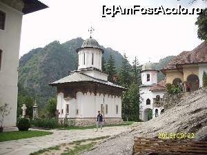 P05 [SEP-2015] Interiocul Mânăstirii - biserica veche. 