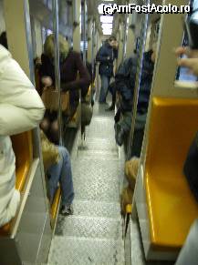 P14 [JAN-2007] In interiorul funicularului este un culoar stramt cu multe trepte. Atentie la ele!