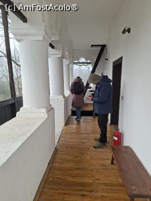 [P16] Cula Izvoranu-Geblescu, Balconul de zidărie (Cerdacul) cu coloane și arcade trilobate și cel de lemn în stânga » foto by mprofeanu
 - 
<span class="allrVoted glyphicon glyphicon-heart hidden" id="av1511101"></span>
<a class="m-l-10 hidden" id="sv1511101" onclick="voting_Foto_DelVot(,1511101,4898)" role="button">șterge vot <span class="glyphicon glyphicon-remove"></span></a>
<a id="v91511101" class=" c-red"  onclick="voting_Foto_SetVot(1511101)" role="button"><span class="glyphicon glyphicon-heart-empty"></span> <b>LIKE</b> = Votează poza</a> <img class="hidden"  id="f1511101W9" src="/imagini/loader.gif" border="0" /><span class="AjErrMes hidden" id="e1511101ErM"></span>