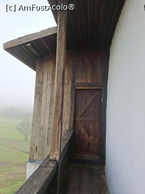 [P22] Cula Izvoranu-Geblescu, Balcon de lemn la etajul doi și ușa ce duce la toaletă » foto by mprofeanu
 - 
<span class="allrVoted glyphicon glyphicon-heart hidden" id="av1511107"></span>
<a class="m-l-10 hidden" id="sv1511107" onclick="voting_Foto_DelVot(,1511107,4898)" role="button">șterge vot <span class="glyphicon glyphicon-remove"></span></a>
<a id="v91511107" class=" c-red"  onclick="voting_Foto_SetVot(1511107)" role="button"><span class="glyphicon glyphicon-heart-empty"></span> <b>LIKE</b> = Votează poza</a> <img class="hidden"  id="f1511107W9" src="/imagini/loader.gif" border="0" /><span class="AjErrMes hidden" id="e1511107ErM"></span>