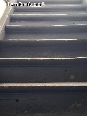 [P25] Cula Izvoranu-Geblescu, Scara mobilă dintre etajul întâi și etajul doi și cele trei găuri de vizualizare dar și de ridicarea treptelor, în interior era ascunzătoarea » foto by mprofeanu
 - 
<span class="allrVoted glyphicon glyphicon-heart hidden" id="av1511110"></span>
<a class="m-l-10 hidden" id="sv1511110" onclick="voting_Foto_DelVot(,1511110,4898)" role="button">șterge vot <span class="glyphicon glyphicon-remove"></span></a>
<a id="v91511110" class=" c-red"  onclick="voting_Foto_SetVot(1511110)" role="button"><span class="glyphicon glyphicon-heart-empty"></span> <b>LIKE</b> = Votează poza</a> <img class="hidden"  id="f1511110W9" src="/imagini/loader.gif" border="0" /><span class="AjErrMes hidden" id="e1511110ErM"></span>