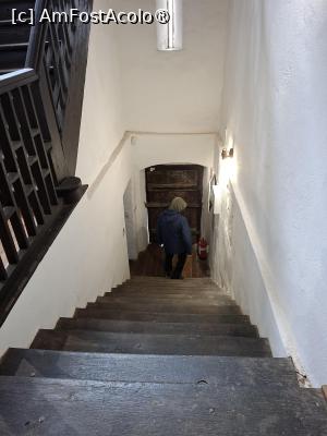 [P26] Cula Izvoranu-Geblescu, coborâm, se vede ușa cea mică cu drugi de lemn, era închisă, am ieșit tot prin beci » foto by mprofeanu
 - 
<span class="allrVoted glyphicon glyphicon-heart hidden" id="av1511111"></span>
<a class="m-l-10 hidden" id="sv1511111" onclick="voting_Foto_DelVot(,1511111,4898)" role="button">șterge vot <span class="glyphicon glyphicon-remove"></span></a>
<a id="v91511111" class=" c-red"  onclick="voting_Foto_SetVot(1511111)" role="button"><span class="glyphicon glyphicon-heart-empty"></span> <b>LIKE</b> = Votează poza</a> <img class="hidden"  id="f1511111W9" src="/imagini/loader.gif" border="0" /><span class="AjErrMes hidden" id="e1511111ErM"></span>