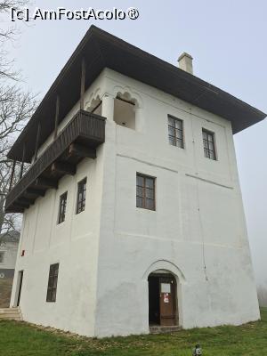 [P03] Cula Izvoranu-Geblescu, Era puțină ceață, la parter se intră prin două uși, am intrat prin cea mai mare ce duce direct în beci » foto by mprofeanu
 - 
<span class="allrVoted glyphicon glyphicon-heart hidden" id="av1511088"></span>
<a class="m-l-10 hidden" id="sv1511088" onclick="voting_Foto_DelVot(,1511088,4898)" role="button">șterge vot <span class="glyphicon glyphicon-remove"></span></a>
<a id="v91511088" class=" c-red"  onclick="voting_Foto_SetVot(1511088)" role="button"><span class="glyphicon glyphicon-heart-empty"></span> <b>LIKE</b> = Votează poza</a> <img class="hidden"  id="f1511088W9" src="/imagini/loader.gif" border="0" /><span class="AjErrMes hidden" id="e1511088ErM"></span>