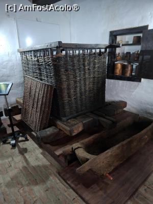 [P06] Cula Izvoranu-Geblescu, Parterul, 'Ocupații tradiționale oltenești', Ansamblu tradițional folosit pentru producerea vinului » foto by mprofeanu
 - 
<span class="allrVoted glyphicon glyphicon-heart hidden" id="av1511091"></span>
<a class="m-l-10 hidden" id="sv1511091" onclick="voting_Foto_DelVot(,1511091,4898)" role="button">șterge vot <span class="glyphicon glyphicon-remove"></span></a>
<a id="v91511091" class=" c-red"  onclick="voting_Foto_SetVot(1511091)" role="button"><span class="glyphicon glyphicon-heart-empty"></span> <b>LIKE</b> = Votează poza</a> <img class="hidden"  id="f1511091W9" src="/imagini/loader.gif" border="0" /><span class="AjErrMes hidden" id="e1511091ErM"></span>