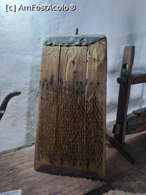 [P09] Cula Izvoranu-Geblescu, Parterul, 'Ocupații tradiționale oltenești', Zdrobitor sau pieptene de cânepă sau alte fibre vegetale » foto by mprofeanu
 - 
<span class="allrVoted glyphicon glyphicon-heart hidden" id="av1511094"></span>
<a class="m-l-10 hidden" id="sv1511094" onclick="voting_Foto_DelVot(,1511094,4898)" role="button">șterge vot <span class="glyphicon glyphicon-remove"></span></a>
<a id="v91511094" class=" c-red"  onclick="voting_Foto_SetVot(1511094)" role="button"><span class="glyphicon glyphicon-heart-empty"></span> <b>LIKE</b> = Votează poza</a> <img class="hidden"  id="f1511094W9" src="/imagini/loader.gif" border="0" /><span class="AjErrMes hidden" id="e1511094ErM"></span>