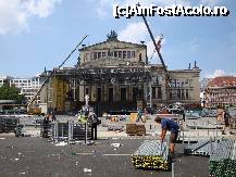 [P43] Berlin:Konzerthaus(Casa concertelor) din Gendarmenmarkt, cu statuia peotului Friedrich Schiller în față. Zona se amenaja pentru un concert în aer liber » foto by mariana.olaru
 - 
<span class="allrVoted glyphicon glyphicon-heart hidden" id="av173415"></span>
<a class="m-l-10 hidden" id="sv173415" onclick="voting_Foto_DelVot(,173415,4900)" role="button">șterge vot <span class="glyphicon glyphicon-remove"></span></a>
<a id="v9173415" class=" c-red"  onclick="voting_Foto_SetVot(173415)" role="button"><span class="glyphicon glyphicon-heart-empty"></span> <b>LIKE</b> = Votează poza</a> <img class="hidden"  id="f173415W9" src="/imagini/loader.gif" border="0" /><span class="AjErrMes hidden" id="e173415ErM"></span>