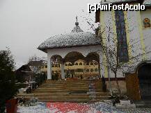 P11 [DEC-2010] Mănăstirea Dumbrava - intrarea în bisericuţă şi în fundal un corp de chilii.