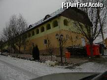 P05 [DEC-2010] Mănăstirea Dumbrava - imediat cum se intră spre mănăstire, şi pe dreapta se înalţă un corp de clădire, în care sunt găzduite centrele de asistenţă socială ale mănăstirii.