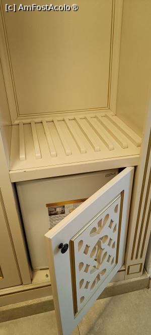 [P17] Minibar mascat sub cuier, pe hol. » foto by tata123 🔱
 - 
<span class="allrVoted glyphicon glyphicon-heart hidden" id="av1521702"></span>
<a class="m-l-10 hidden" id="sv1521702" onclick="voting_Foto_DelVot(,1521702,4946)" role="button">șterge vot <span class="glyphicon glyphicon-remove"></span></a>
<a id="v91521702" class=" c-red"  onclick="voting_Foto_SetVot(1521702)" role="button"><span class="glyphicon glyphicon-heart-empty"></span> <b>LIKE</b> = Votează poza</a> <img class="hidden"  id="f1521702W9" src="/imagini/loader.gif" border="0" /><span class="AjErrMes hidden" id="e1521702ErM"></span>