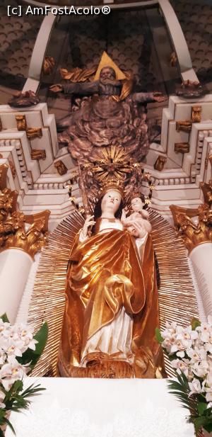 [P14] Basilica minor a Sfintei Marii de la Şumuleu Ciuc - statuia Sfintei Marii. Este cea mai cunpscută statuie a Mariei din Bazinul Carpatic. Învăluită în razele soarelui, are sub picioare globul pământesc şi semiluna, purtând în jurul capului o coroană formată din stele. În braţul ei stâng se află Isus copil, care dă binecuvântarea, iar în mâna dreaptă se află sceptrul împărătesc. » foto by Qvadratvus
 - 
<span class="allrVoted glyphicon glyphicon-heart hidden" id="av1176064"></span>
<a class="m-l-10 hidden" id="sv1176064" onclick="voting_Foto_DelVot(,1176064,4951)" role="button">șterge vot <span class="glyphicon glyphicon-remove"></span></a>
<a id="v91176064" class=" c-red"  onclick="voting_Foto_SetVot(1176064)" role="button"><span class="glyphicon glyphicon-heart-empty"></span> <b>LIKE</b> = Votează poza</a> <img class="hidden"  id="f1176064W9" src="/imagini/loader.gif" border="0" /><span class="AjErrMes hidden" id="e1176064ErM"></span>