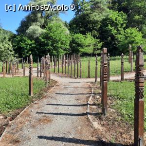 [P04] Parcul Memorial Bezidu Nou, jud. Mureș, Pe ulița satului (alee în parc) printre case (stâlpi funerari secuiești cu numele proprietarului și numărul casei) » foto by mprofeanu
 - 
<span class="allrVoted glyphicon glyphicon-heart hidden" id="av1449847"></span>
<a class="m-l-10 hidden" id="sv1449847" onclick="voting_Foto_DelVot(,1449847,4976)" role="button">șterge vot <span class="glyphicon glyphicon-remove"></span></a>
<a id="v91449847" class=" c-red"  onclick="voting_Foto_SetVot(1449847)" role="button"><span class="glyphicon glyphicon-heart-empty"></span> <b>LIKE</b> = Votează poza</a> <img class="hidden"  id="f1449847W9" src="/imagini/loader.gif" border="0" /><span class="AjErrMes hidden" id="e1449847ErM"></span>