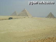 P01 [NOV-2008] Cairo - Platoul Giza. Piramida lui Khufu (Keops) alaturi de piramidele faraonilor Khafre si Menkaure, fiul si nepotul lui Khufu.