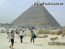 P02 [NOV-2008] Cairo - Platoul Giza. Piramida, autocare si turisti.