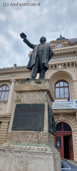[P58] Statuia lui Mihail Kogălniceanu din fața universității » foto by Carmen Ion
 - 
<span class="allrVoted glyphicon glyphicon-heart hidden" id="av1495729"></span>
<a class="m-l-10 hidden" id="sv1495729" onclick="voting_Foto_DelVot(,1495729,5091)" role="button">șterge vot <span class="glyphicon glyphicon-remove"></span></a>
<a id="v91495729" class=" c-red"  onclick="voting_Foto_SetVot(1495729)" role="button"><span class="glyphicon glyphicon-heart-empty"></span> <b>LIKE</b> = Votează poza</a> <img class="hidden"  id="f1495729W9" src="/imagini/loader.gif" border="0" /><span class="AjErrMes hidden" id="e1495729ErM"></span>