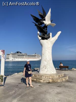[P12] Kusadasi mână cu porumbei » foto by aurora56
 - 
<span class="allrVoted glyphicon glyphicon-heart hidden" id="av1536930"></span>
<a class="m-l-10 hidden" id="sv1536930" onclick="voting_Foto_DelVot(,1536930,5104)" role="button">șterge vot <span class="glyphicon glyphicon-remove"></span></a>
<a id="v91536930" class=" c-red"  onclick="voting_Foto_SetVot(1536930)" role="button"><span class="glyphicon glyphicon-heart-empty"></span> <b>LIKE</b> = Votează poza</a> <img class="hidden"  id="f1536930W9" src="/imagini/loader.gif" border="0" /><span class="AjErrMes hidden" id="e1536930ErM"></span>