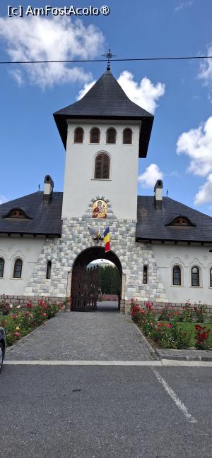 [P54] Bucovina in 4 zile - La Manastirea Izvorul Muresului. Intrarea. » foto by iulianic
 - 
<span class="allrVoted glyphicon glyphicon-heart hidden" id="av1543173"></span>
<a class="m-l-10 hidden" id="sv1543173" onclick="voting_Foto_DelVot(,1543173,5114)" role="button">șterge vot <span class="glyphicon glyphicon-remove"></span></a>
<a id="v91543173" class=" c-red"  onclick="voting_Foto_SetVot(1543173)" role="button"><span class="glyphicon glyphicon-heart-empty"></span> <b>LIKE</b> = Votează poza</a> <img class="hidden"  id="f1543173W9" src="/imagini/loader.gif" border="0" /><span class="AjErrMes hidden" id="e1543173ErM"></span>
