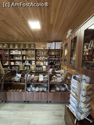 [P25] Mânăstirea Moldovița,magazinul » foto by AZE
 - 
<span class="allrVoted glyphicon glyphicon-heart hidden" id="av1479107"></span>
<a class="m-l-10 hidden" id="sv1479107" onclick="voting_Foto_DelVot(,1479107,5114)" role="button">șterge vot <span class="glyphicon glyphicon-remove"></span></a>
<a id="v91479107" class=" c-red"  onclick="voting_Foto_SetVot(1479107)" role="button"><span class="glyphicon glyphicon-heart-empty"></span> <b>LIKE</b> = Votează poza</a> <img class="hidden"  id="f1479107W9" src="/imagini/loader.gif" border="0" /><span class="AjErrMes hidden" id="e1479107ErM"></span>